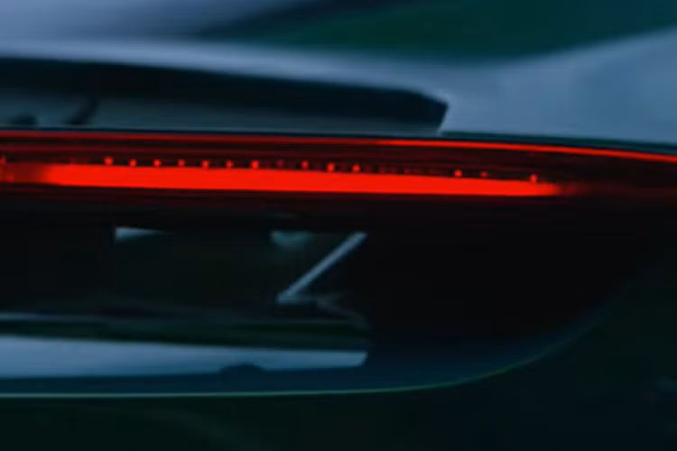 Sử dụng phần mềm thiết kế riêng, các bộ synthesizer (một loại nhạc cụ điện tử) đặc biệt, và 12 loa từ Naim Audio, âm thanh được truyền tới người ngồi trên xe sẽ được dựa trên tốc độ, thao tác lái, mức độ mô-men xoắn, và chế độ lái.