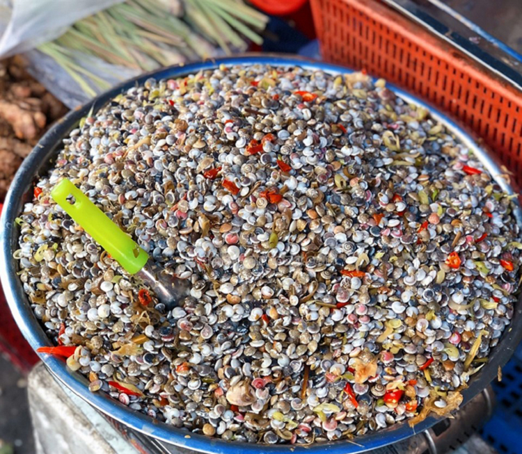 Mặc dù đánh bắt gần bờ nhưng nghề cào ốc cũng có những rủi ro, nếu gặp vùng nước xoáy có thể bị cuốn ra xa. 