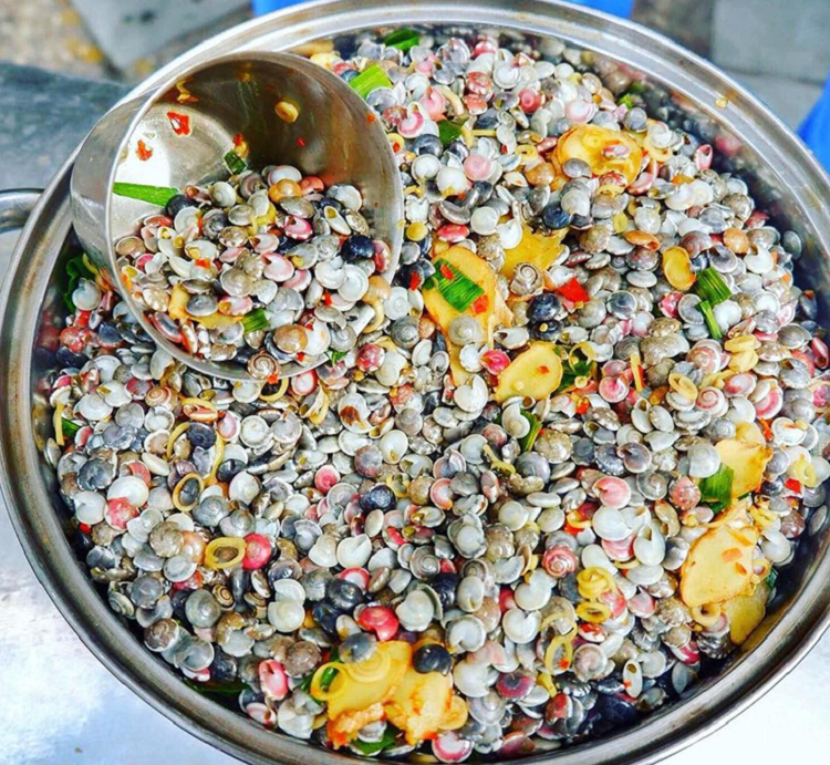 Đến mùa, mỗi ngày một ghe thuyền cào ốc gạo có thể thu được từ 10-20 bao ốc, kiếm về cả chục triệu rồi chia nhau. 