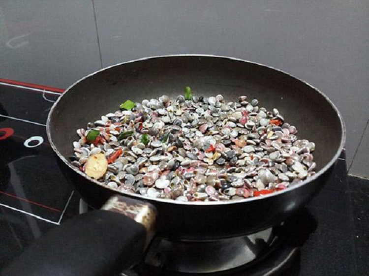 Vào thời điểm này, đi đến đâu, nhất là ở những khu chợ lớn, cũng có thể thấy từng thau ốc ruốc cỡ đại được nấu sả thơm phưng phức, bày bán khắp mọi nơi. 