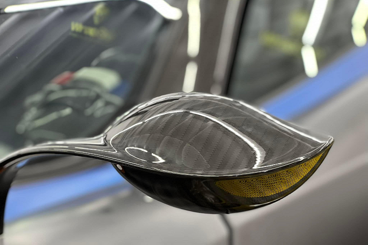 Trong khi đó, một người chuyên chăm sóc và độ siêu xe ở Sài Gòn cũng chia sẻ hình ảnh chụp lại một phần đuôi của chiếc Pagani Huayra hơn 80 tỷ, cho thấy xe đã được "thay áo" mới.