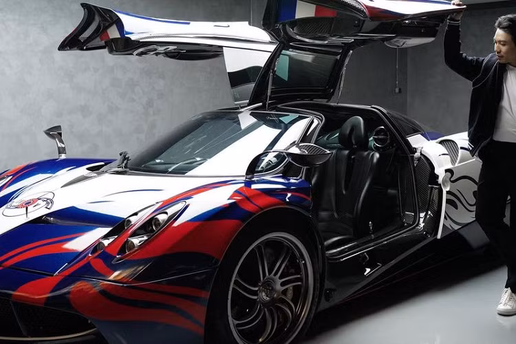 Pagani Huayra của Minh Nhựa có màu sơn cam nguyên bản nhưng sau đó đã đổi sang màu trắng và màu đỏ - trắng - xanh độc đáo, tương ứng với màu logo của công ty nhựa Long Thành.
