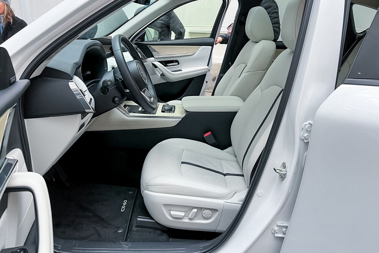 Lớp màu trắng cơ bản của Rhodium White Premium được phủ lên trên một lớp vảy nhôm siêu mỏng, có độ sáng cao giúp tăng phản xạ ánh sáng và tôn lên ngôn ngữ thiết kế Kodo của Mazda.