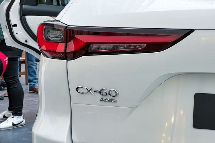 Tuy nhiên, với màu Rhodium White Premium thì một sắc tố mới được phát triển đã cho phép Mazda giảm độ dày của lớp màu đi 30% so với màu trắng Snowflake White Pearl Mica.