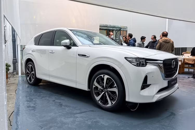 Ở màu sơn mới, Mazda đã giảm lượng vật liệu được sử dụng, giảm độ sâu của lớp phản xạ xuống còn 0,5 micron, hoặc khoảng 7% độ dày của lớp phản xạ thông thường. Lớp ngoài cùng của chương trình sơn là lớp sơn mài trong suốt và bóng bẩy.