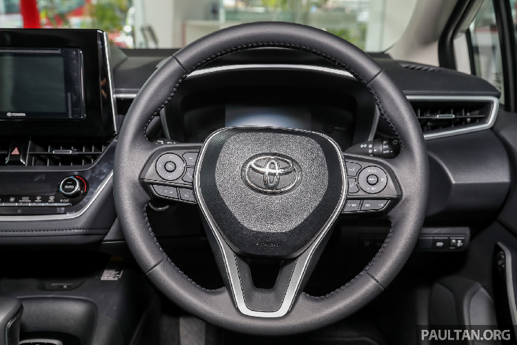 Đáng chú ý, Corolla Altis mới đã được tinh chỉnh hệ thống treo ở phía sau, sử dụng kiểu tay đòn kép (double wishbone) thay vì dùng loại thanh xoắn (torsion beam) cũ. Về nội thất, ở phiên bản cao cấp, xe sở hữu bộ ghế bọc da, ghế lái chỉnh điện 8 hướng, điều hoà tự động 02 vùng độc lập với cửa gió cho hàng ghế phía sau.