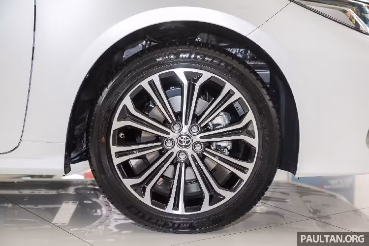 Bước sang thế hệ mới, Corolla Altis sử dụng nền tảng toàn cầu mới của Toyota (TNGA), nền tảng này đang được sử dụng trên Camry và C-HR mới. Mặc dù vậy, chiều dài cơ sở của Corolla Altis vẫn được giữ nguyên ở mức 2.700 mm, chiều tài tổng thể đã tăng hơn 10 mm (4.630 mm), rộng hơn 5 mm (1.780 mm) và thấp hơn 45 mm (1.435 mm) so với thế hệ trước đây.