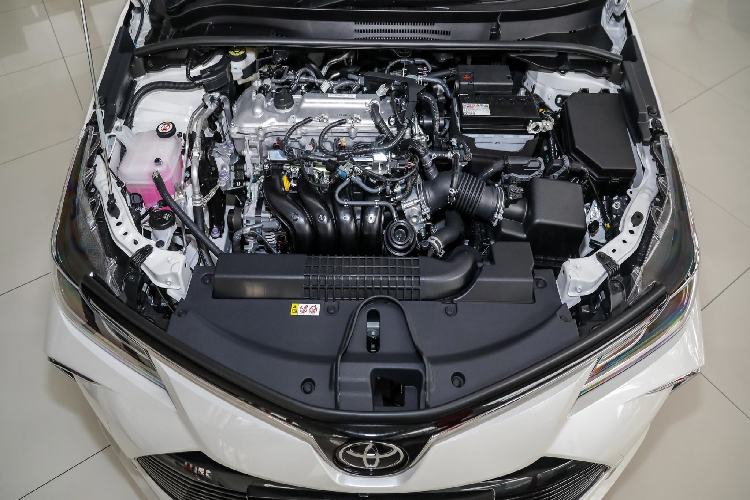 Về động cơ và hệ truyền động, mẫu xe sedan Toyota Corolla Altis 2022 mới sử dụng động cơ 4 xi-lanh thẳng hàng Dual VVT-i hút khí tự nhiên dung tích 1.8L (2ZR-FE) quen thuộc cho công suất tối đa 140 mã lực tại 6.000 vòng / phút và mô-men xoắn cực đại 172 Nm tại 4.000 vòng / phút. Sức mạnh được truyền xuống cầu trước (FWD) thông qua hộp số tự động vô cấp giả lập 7 cấp số Shiftmatic mode.