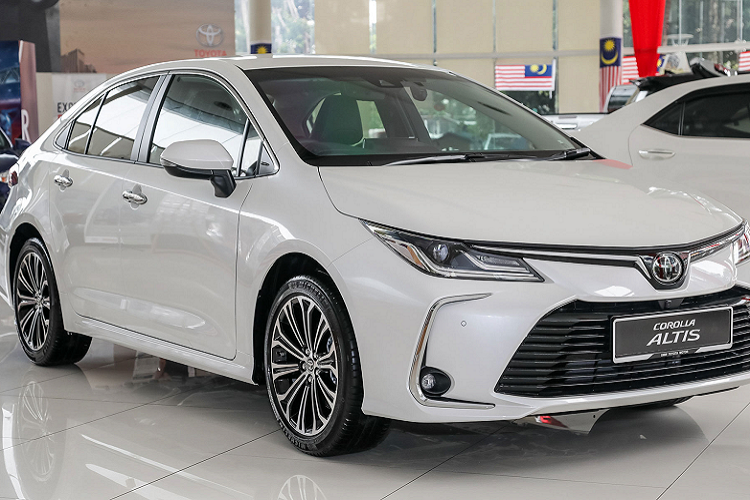 Sau nhiều năm phân phối Corolla Altis thế hệ cũ với nhiều bản nâng cấp “bình mới rượu cũ”, đến nay Toyota Việt Nam (TMV) đang sắp sửa ra mắt Corolla Altis thế hệ mới tại thị trường Việt. Bước sang thế hệ mới, Toyota Corolla Altis 2022 mới chuyển sang nhập khẩu trực tiếp từ Thái Lan, tương tự như dòng Corolla Cross.