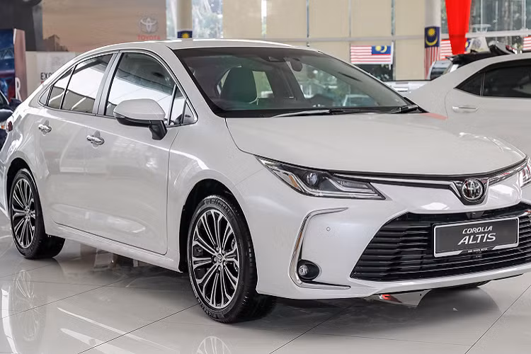 Sau nhiều năm phân phối Corolla Altis thế hệ cũ với nhiều bản nâng cấp “bình mới rượu cũ”, đến nay Toyota Việt Nam (TMV) đang sắp sửa ra mắt Corolla Altis thế hệ mới tại thị trường Việt. Bước sang thế hệ mới, Toyota Corolla Altis 2022 mới chuyển sang nhập khẩu trực tiếp từ Thái Lan, tương tự như dòng Corolla Cross.