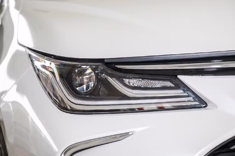 Bước sang thế hệ mới, mẫu sedan hạng C của Toyota mang thiết kế theo phong cách sang trọng, lấy cảm hứng từ dòng Camry. Ở phiên bản cao cấp, Corolla Altis 2022 được trang bị đèn pha Bi-LED tự động bật tắt, trang bị đèn LED chiếu sáng ban ngày. “Dàn chân’’ lắp bộ mâm 17 inch đa chấu (225/45 R17), khoá thông minh (Keyless Entry), khởi động bằng nút bấm Start/Stop, kính chắn gió cách âm.