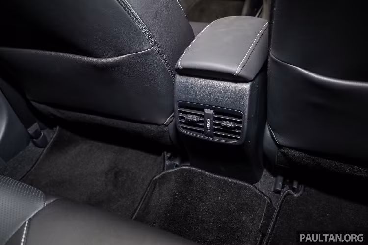 Tại thị trường Việt từ trước đến nay, Corolla Altis được đánh giá cao ở khả năng vận hành bền bỉ, thương hiệu mạnh và giữ giá. Tuy nhiên, những năm gần đây Corolla Altis đã mất sức hút khi thế hệ cũ bán trong nhiều năm đã quá nhàm chán.