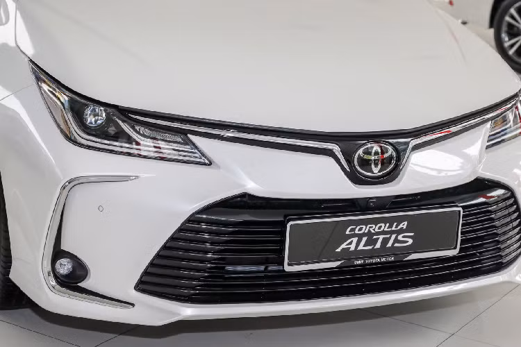 Theo nguồn tin từ đại lý, Toyota Corolla Altis thế hệ mới được phân phối tổng cộng 3 phiên bản khác nhau bao gồm: G, V và HV (hybrid) với giá xe Toyota Corolla Altis 2022 tạm tính cho 3 phiên bản cụ thể như sau:1.8 G: 750 – 770 triệu đồng; 1.8 V: 780 – 800 triệu đồng; 1.8 HV: 900 – 920 triệu đồng