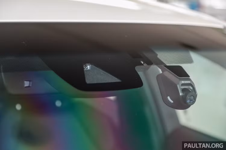 Hệ thống thông tin giải trí DVD với màn hình cảm ứng 6,8 inch, 06 loa, hỗ trợ kết nối USB, AUX &amp; Bluetooth. Xe đi kèm với các trang bị tiện nghi và hỗ trợ lái như cảnh báo áp suất lốp, sạc điện thoại không dây, màn hình hiển thị thông tin trên trên kính lái, rèm che nắng phía sau và hơn nữa (thông tin chi tiết chưa được tiết lộ).