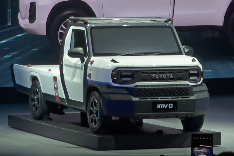 Chiếc Toyota IMV-0 Concept được trưng bày trong sự kiện tại Thái Lan sở hữu thiết kế đầu xe khá giống với Compact Cruiser Concept từng ra mắt vào hồi tháng 12 năm ngoái. Tại đây, xe được trang bị tấm ốp màu đen khá lớn, bao quanh 2 đèn pha và tích hợp dòng chữ "Toyota" màu bạc ở giữa.