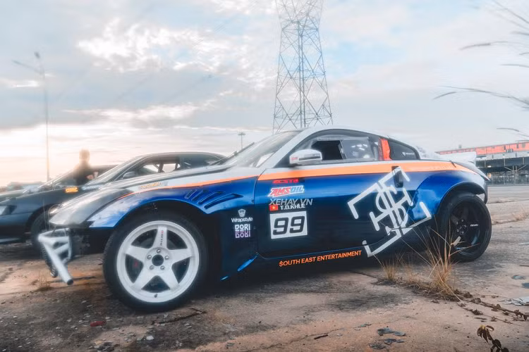 Tại thị trường Việt Nam, số lượng Nissan 370Z chỉ đếm “trên đầu ngón tay”. Những chiếc Nissan 370Z từng được phân phối chính hãng với mức giá 3 tỷ đồng vào năm 2012, tại thời điểm đó, mẫu xe thể thao này khá kén khách do bị định giá quá cao.