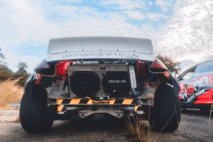 Động cơ 2JZ là một trong những động cơ I6 tốt nhất từng được sản xuất. Với một vài nâng cấp nhỏ nó có thể cung cấp cho xe một “sức mạnh” khủng khiếp. Theo đó, Nissan 370Z tại Sài Gòn trong bài sau khi được độ sản sinh công suất lên tới 750 mã lực.