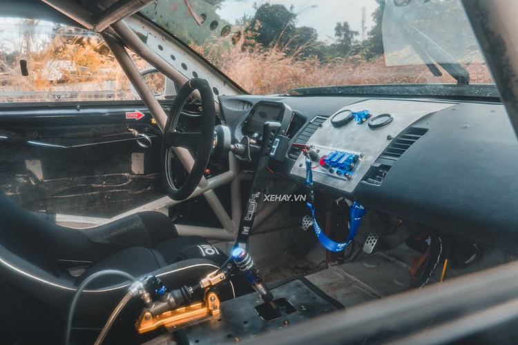 Truyền động cầu sau. Tuy nhiên, chiếc xe trong bài đã được nâng cấp lên động cơ 2JZ, động cơ làm nên tên tuổi của thương hiệu Toyota.