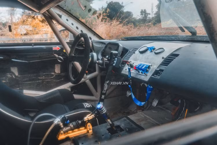 Truyền động cầu sau. Tuy nhiên, chiếc xe trong bài đã được nâng cấp lên động cơ 2JZ, động cơ làm nên tên tuổi của thương hiệu Toyota.