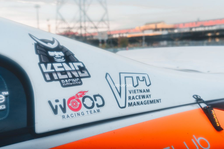 Ấn tượng nhất trên chiếc xe này có lẽ phải kể đến hai chiếc quạt thông gió cỡ lớn ở phía đuôi xe. Bản độ Nissan 370Z được trang bị mâm Mismo 5 chấu kép màu trắng và bộ đánh lái trước của hãng Wisefab dùng chuyên cho xe drift.