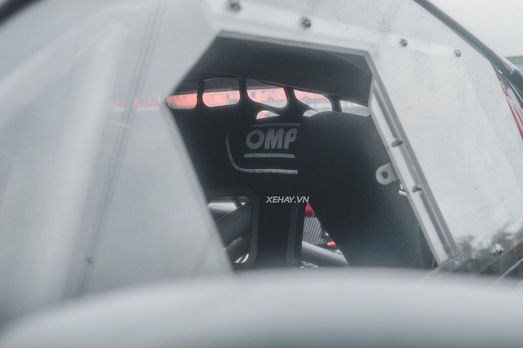 Nguyên bản, Nissan 370Z trang bị động cơ V6, dung tích 3,7 lít, sản sinh công suất tối đa 333 mã lực và mô-men xoắn cực đại 363 Nm. Khối động cơ này đi kèm hộp số sàn 6 cấp hoặc tự động 7 cấp.