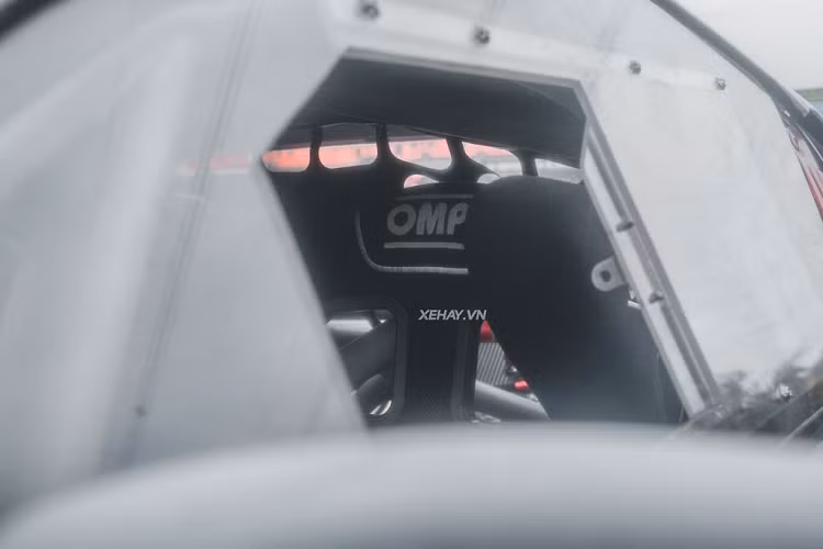 Nguyên bản, Nissan 370Z trang bị động cơ V6, dung tích 3,7 lít, sản sinh công suất tối đa 333 mã lực và mô-men xoắn cực đại 363 Nm. Khối động cơ này đi kèm hộp số sàn 6 cấp hoặc tự động 7 cấp.