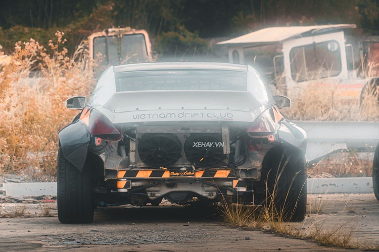Bản độ Nissan 370Z trong bài viết sở hữu một số chi tiết khá bắt mắt như bộ cản trước màu trắng siêu hầm hố, trong khi cản sau được thiết kế vô cùng “thô sơ”.