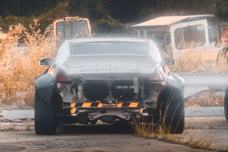 Bản độ Nissan 370Z trong bài viết sở hữu một số chi tiết khá bắt mắt như bộ cản trước màu trắng siêu hầm hố, trong khi cản sau được thiết kế vô cùng “thô sơ”.