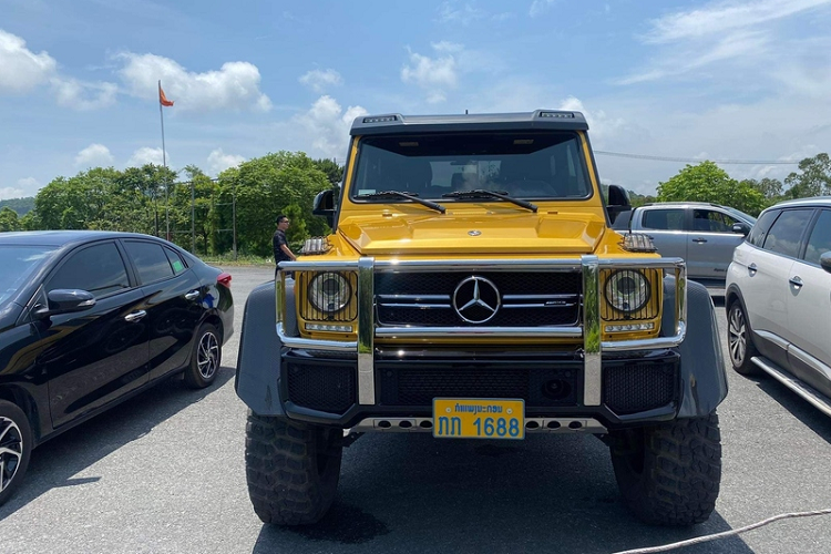 Mới đây, siêu bán tải Mercedes-Benz G63 AMG 6 bánh đã bất ngờ có mặt tại thành phố Hạ Long, tỉnh Quảng Ninh. Đây là lần lộ diện hiếm hoi của Mercedes-Benz G63 AMG 6x6 độc nhất tại Việt Nam, và tất nhiên, nó ngay lập tức thu hút sự chú ý của người đi đường.
