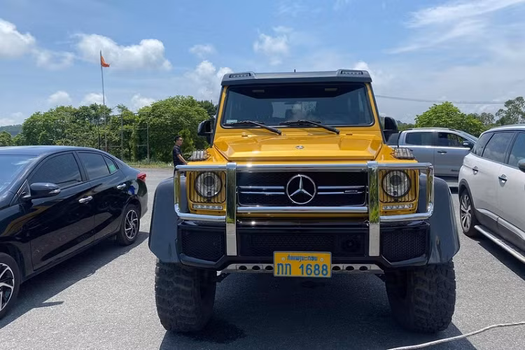 Mới đây, siêu bán tải Mercedes-Benz G63 AMG 6 bánh đã bất ngờ có mặt tại thành phố Hạ Long, tỉnh Quảng Ninh. Đây là lần lộ diện hiếm hoi của Mercedes-Benz G63 AMG 6x6 độc nhất tại Việt Nam, và tất nhiên, nó ngay lập tức thu hút sự chú ý của người đi đường.