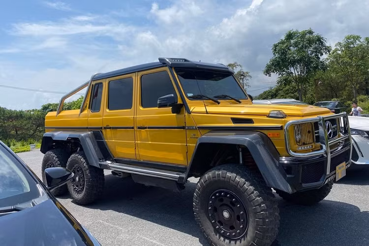 Về nước từ tháng 7/2019, "quái vật 6 chân" Mercedes-Benz G63 AMG 6x6 hàng khủng thuộc sở hữu của một vị đại gia kín tiếng ở Hà Nội, xe được nhập khẩu nguyên chiếc từ Mỹ nhưng lại đeo biển Lào.