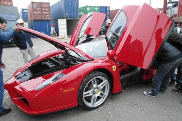 Nói về siêu phẩm Enzo, mẫu xe hypercar này ban đầu chỉ được hãng xe Ferrari sản xuất có 349 chiếc trên toàn thế giới nhưng trước sự phản ứng của các khách hàng, hãng siêu xe Ý đã tạo ra thêm 50 chiếc khác để phục vụ khách VIP sưu tầm. Ngoài ra, chiếc Ferrari Enzo thứ 400 cũng nhanh chóng được cho ra đời để dành vào việc thiện nguyện là đấu giá và toàn bộ số tiền thu được sẽ ủng hộ các nạn nhân vụ sóng thần ở châu Á cuối năm 2004.