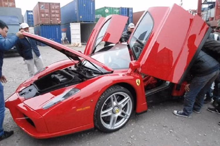 Nói về siêu phẩm Enzo, mẫu xe hypercar này ban đầu chỉ được hãng xe Ferrari sản xuất có 349 chiếc trên toàn thế giới nhưng trước sự phản ứng của các khách hàng, hãng siêu xe Ý đã tạo ra thêm 50 chiếc khác để phục vụ khách VIP sưu tầm. Ngoài ra, chiếc Ferrari Enzo thứ 400 cũng nhanh chóng được cho ra đời để dành vào việc thiện nguyện là đấu giá và toàn bộ số tiền thu được sẽ ủng hộ các nạn nhân vụ sóng thần ở châu Á cuối năm 2004.