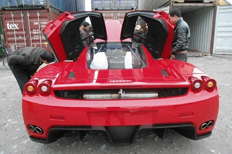 Enzo được thiết kế bởi Ken Okuyama, người đứng đầu bộ phận thiết kế nổi tiếng của Pininfarina lúc bấy giờ, siêu phẩm này được ra mắt lần đầu tại triển lãm xe Paris 2002 nhưng từ trước, toàn bộ số xe được sản xuất đã có chủ nhân. Hãng xe Ý bán chiếc Ferrari Enzo này theo hình thức gửi lời mời tới những khách hàng mua xe F40 và F50 trước đó của mình và tất nhiên không ai từ chối lời mới này.