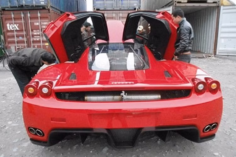 Enzo được thiết kế bởi Ken Okuyama, người đứng đầu bộ phận thiết kế nổi tiếng của Pininfarina lúc bấy giờ, siêu phẩm này được ra mắt lần đầu tại triển lãm xe Paris 2002 nhưng từ trước, toàn bộ số xe được sản xuất đã có chủ nhân. Hãng xe Ý bán chiếc Ferrari Enzo này theo hình thức gửi lời mời tới những khách hàng mua xe F40 và F50 trước đó của mình và tất nhiên không ai từ chối lời mới này.