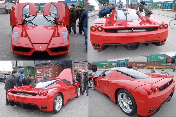 Sự có mặt của siêu xe triệu đô Ferrari Enzo ở cảng Hải Phòng vào năm 2012 đã khiến không ít người chứng kiến phải vây quanh, chạm vào thân xe hay chiêm ngưỡng nội thất của 1 trong 400 chiếc Ferrari Enzo sản xuất trên toàn thế giới đang xuất hiện "bằng xương bằng thịt" trước mắt mình.
