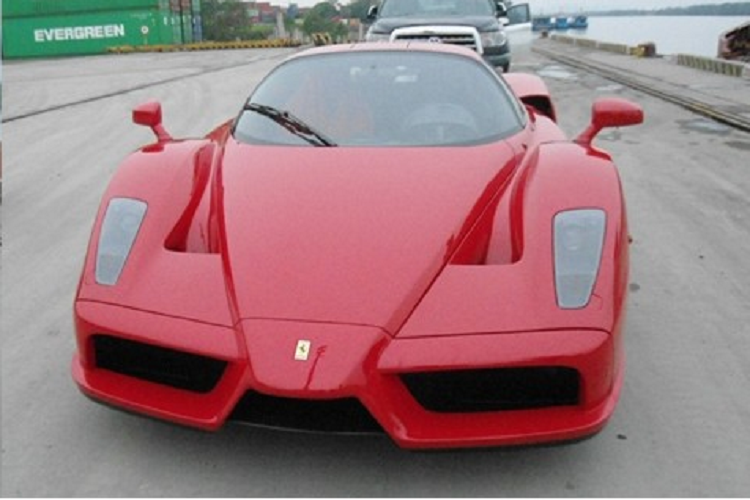 Ferrari Enzo sử dụng kiểu cửa cánh bướm, còn khá xa lạ với hãng xe Ý nhưng sau này, các phiên bản hypercar đắt đỏ đều có kiểu mở cửa hất lên trời. Đàn anh của Ferrari Enzo chính là F50 và mẫu xe tiếp nối không ai khác ngoài LaFerrari, siêu phẩm khó mua bậc nhất thế giới, từng gây tranh cãi trên thế giới.