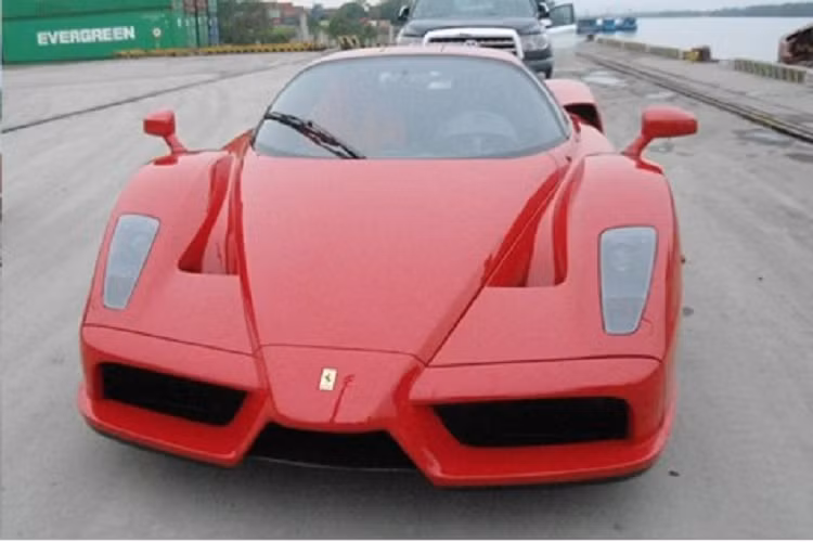 Ferrari Enzo sử dụng kiểu cửa cánh bướm, còn khá xa lạ với hãng xe Ý nhưng sau này, các phiên bản hypercar đắt đỏ đều có kiểu mở cửa hất lên trời. Đàn anh của Ferrari Enzo chính là F50 và mẫu xe tiếp nối không ai khác ngoài LaFerrari, siêu phẩm khó mua bậc nhất thế giới, từng gây tranh cãi trên thế giới.