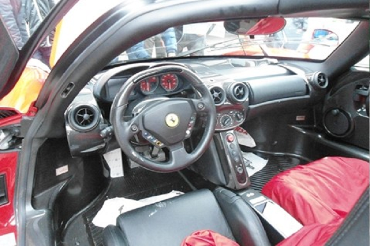 Vẫn là màu sơn đỏ Rosso Corsa đặc trưng của hãng xe Ferrari được khoác lên mình siêu phẩm Enzo từng xuất hiện tại Hải Phòng. Bên trong khoang lái xe có nội thất màu đen. Sau này, nhiều tin đồn cho rằng, chiếc siêu xe Ferrari Enzo từng xuất hiện ở Việt Nam vào năm 2012 thực chất định cư ở Thái Lan.