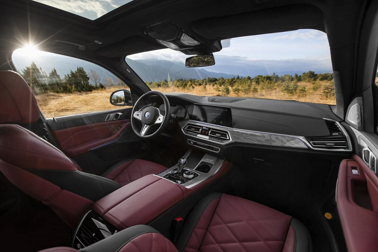 Theo hãng BMW, chiều dài bổ sung của X5 Li 2022 đều được dồn vào khoang hành khách phía sau. Điều này nhằm mang đến khoảng duỗi chân rộng rãi cho hành khách ngồi ở hàng ghế thứ hai. Đây vốn là một trong những tiêu chí quan trọng đối với khách hàng Trung Quốc khi mua xe. Khi nhìn bên ngoài, người ta có thể dễ dàng nhận ra đây là BMW X5 Li 2022 vì cửa sau dài hơn.