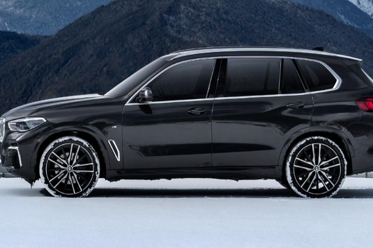 Ngoài ra, BMW X5 còn là mẫu SUV đầu tiên trong phân khúc có phiên bản kéo dài. Trong khi đó, 2 đối thủ đồng hương là Audi Q7 và Mercedes-Benz GLE không hề được sản xuất tại Trung Quốc, cũng không có phiên bản kéo dài. Dự kiến, mẫu xe này sẽ được trưng bày lần đầu tiên trong triển lãm Ô tô Bắc Kinh 2022 diễn ra vào tháng 4 năm nay. Hiện giá xe BMW X5 kéo dài vẫn chưa được công bố nhưng dự kiến sẽ cao hơn bản thường.