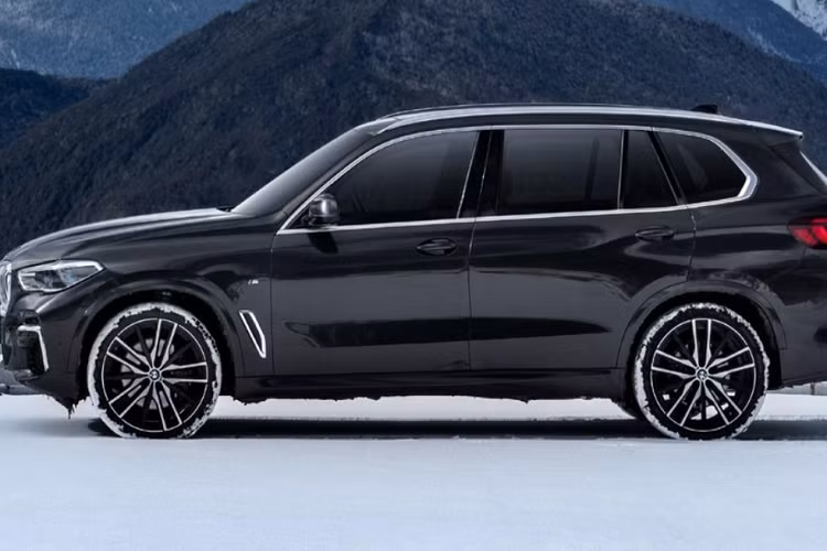 Ngoài ra, BMW X5 còn là mẫu SUV đầu tiên trong phân khúc có phiên bản kéo dài. Trong khi đó, 2 đối thủ đồng hương là Audi Q7 và Mercedes-Benz GLE không hề được sản xuất tại Trung Quốc, cũng không có phiên bản kéo dài. Dự kiến, mẫu xe này sẽ được trưng bày lần đầu tiên trong triển lãm Ô tô Bắc Kinh 2022 diễn ra vào tháng 4 năm nay. Hiện giá xe BMW X5 kéo dài vẫn chưa được công bố nhưng dự kiến sẽ cao hơn bản thường.