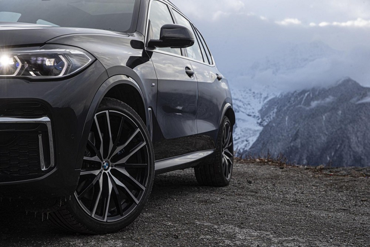 Ngoài ra, BMW X5 Li 2022 còn có gói phụ kiện ngoại thất M Aerodynamics thể thao dành riêng cho xe. Với cửa sau dài hơn, hành khách có thể ra/vào nội thất một cách dễ dàng hơn. Bước vào bên trong mẫu SUV hạng sang này, người dùng Trung Quốc sẽ bắt gặp những trang bị tiện nghi như lưng ghế ngả thêm 4 độ, cửa sổ trời toàn cảnh Panorama bằng kính, hệ thống đèn viền, sạc điện thoại thông minh không dây và ốp chụp loa bằng kim loại.