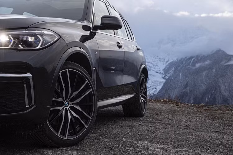 Ngoài ra, BMW X5 Li 2022 còn có gói phụ kiện ngoại thất M Aerodynamics thể thao dành riêng cho xe. Với cửa sau dài hơn, hành khách có thể ra/vào nội thất một cách dễ dàng hơn. Bước vào bên trong mẫu SUV hạng sang này, người dùng Trung Quốc sẽ bắt gặp những trang bị tiện nghi như lưng ghế ngả thêm 4 độ, cửa sổ trời toàn cảnh Panorama bằng kính, hệ thống đèn viền, sạc điện thoại thông minh không dây và ốp chụp loa bằng kim loại.