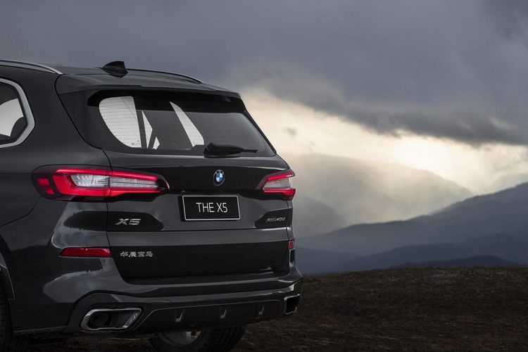 Đáng tiếc là động cơ của BMW X5 Li 2022 tại thị trường Trung Quốc không có gì khác biệt so với bản thường. Xe dùng động cơ xăng 4 xi-lanh, tăng áp, dung tích 2.0L, sản sinh công suất tối đa 261 mã lực và mô-men xoắn cực đại 400 Nm, ở BMW X5 xDrive30Li 2022. Trong khi đó, BMW X5 xDrive40Li 2022 dùng động cơ xăng 6 xi-lanh thẳng hàng, tăng áp, dung tích 3.0L với công suất tối đa 329 mã lực và mô-men xoắn cực đại 450 Nm.