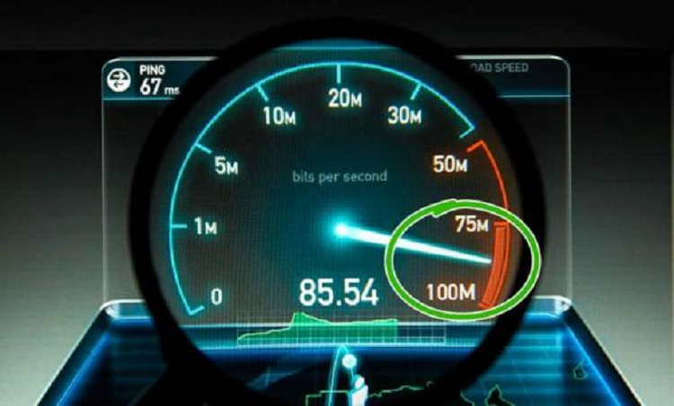 Để có được kết quả chính xác nhất, bạn nên thực hiện các bước sau: - Mua cáp Ethernet (loại cáp phổ biến nhất được sử dụng để kết nối 2 thiết bị có dây để đảm bảo kết nối Internet). - Kết nối một đầu của cáp với modem của bạn và đầu kia với máy tính. - Chạy kiểm tra tốc độ - Nếu tốc độ đo được không như quảng cáo, tốt nhất bạn nên liên hệ với nhà cung cấp Internet để tìm cách giải quyết. Lưu ý: Bạn có thể chạy thử nghiệm bằng tín hiệu không dây, nhưng kết quả sẽ không chính xác. Di chuyển bộ định tuyến của bạn