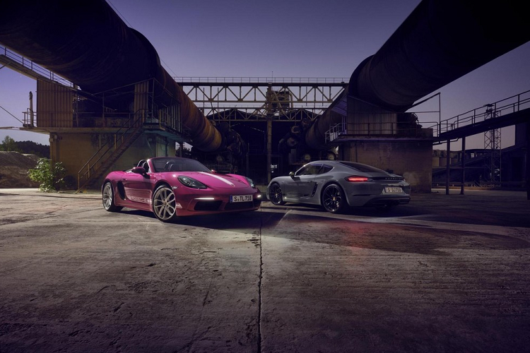 Những hãng xe thể thao và siêu xe luôn có đội ngũ riêng để chăm sóc các khách hàng khó tính muốn đặt màu sơn, ghế da .v.v.. theo ý mình thích. Nhưng đáng chú ý là bộ phận của thương hiệu xe thể thao Đức còn tiết kiệm thời gian cho thượng đế khi lên hẳn 1 phiên bản Porsche 718 Boxster Style Edition đặc biệt để khách dễ lựa.