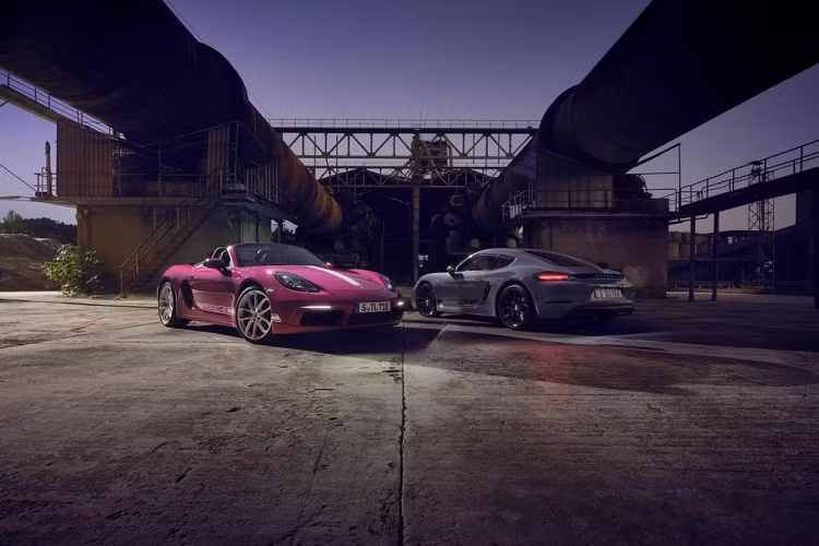 Những hãng xe thể thao và siêu xe luôn có đội ngũ riêng để chăm sóc các khách hàng khó tính muốn đặt màu sơn, ghế da .v.v.. theo ý mình thích. Nhưng đáng chú ý là bộ phận của thương hiệu xe thể thao Đức còn tiết kiệm thời gian cho thượng đế khi lên hẳn 1 phiên bản Porsche 718 Boxster Style Edition đặc biệt để khách dễ lựa.