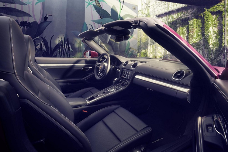 Sau cùng, hãng xe Porsche cũng đã trang bị cho phiên bản Style Edition một ống xả thể thao được hoàn thiện bằng màu đen đồng thời áp dụng chữ 'PORSCHE' ở phía sau bằng màu bạc bóng.