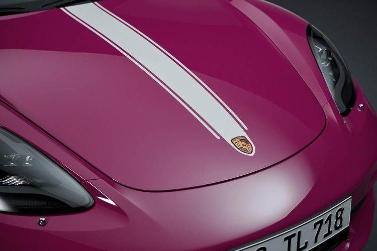 Nếu các đấng mày râu chưa biết tặng gì cho 1 nửa kia của mình, Porsche 718 Boxster Style Edition 2023 là lựa chọn không thể hợp lý hơn với ngoại thất được sơn màu Ruby Star Neo, một cách diễn giải hiện đại của Ruby Star được sử dụng lần đầu trên 964 Carrera RS